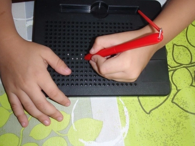 Ergonomický magnetický stylus