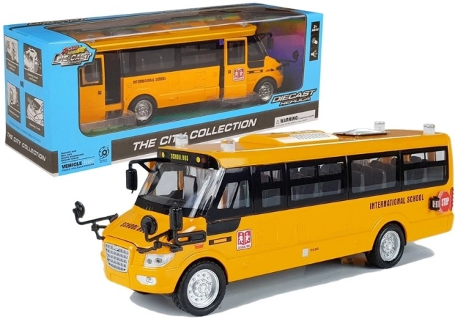 Kovový školní autobus s nataženým motorem