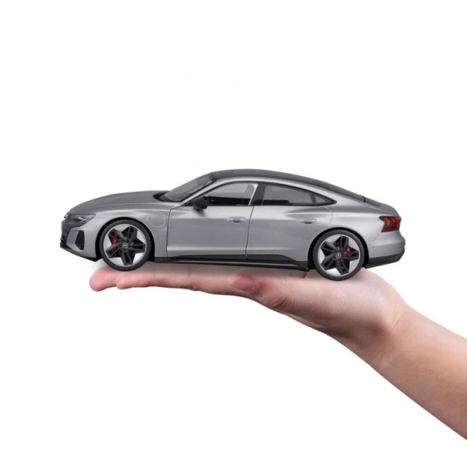 Audi RS E-tron GT stříbrná replika 1:18