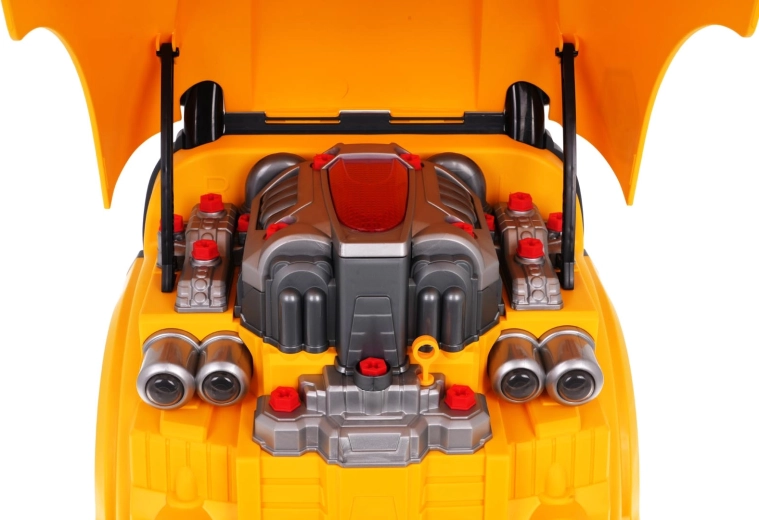 Rozebíratelný motor pod kapotou