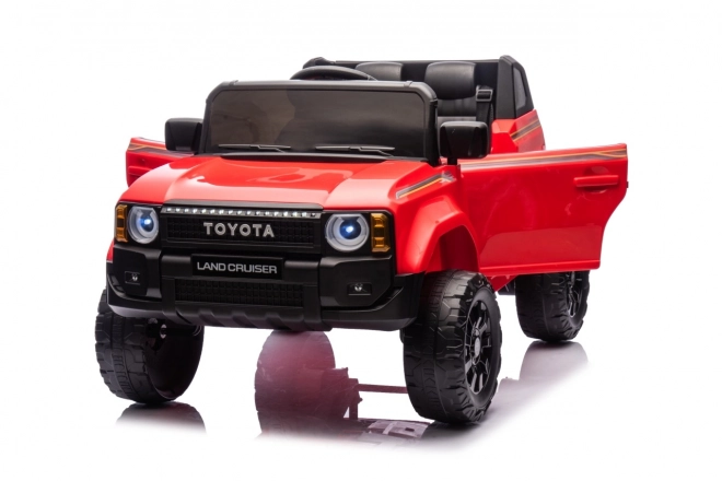 Czerwony pojazd Toyota Land Cruiser Prado