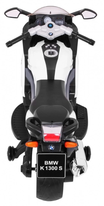 BMW K1300S Dětský motocykl na baterie bílý + pomocná kolečka + zvuky Světla + pomalý start
