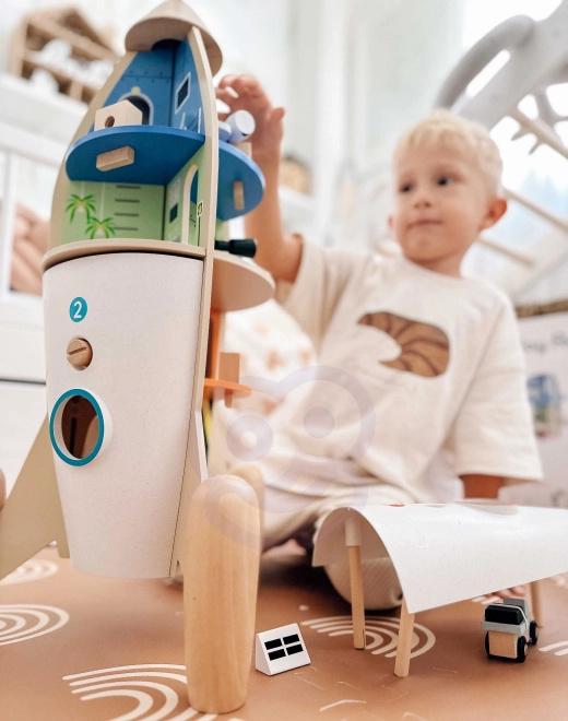 Dřevěná raketa domeček pro děti s figurkami