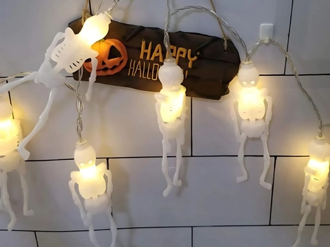 Led girlanda s kostlivci na Halloween