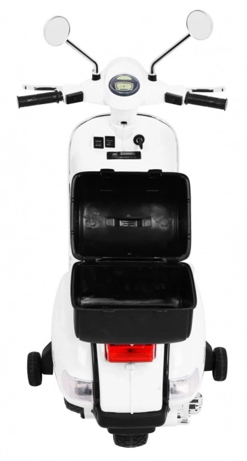 Dětský elektrický skútr Vespa bílý s pomocnými kolečky, audiem a ekokůží
