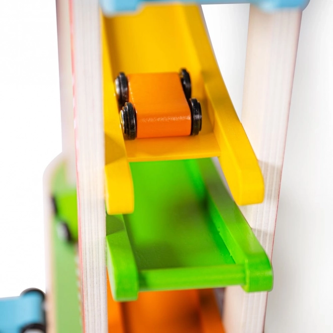 Dřevěná závodní dráha pro auta od Bigjigs Toys