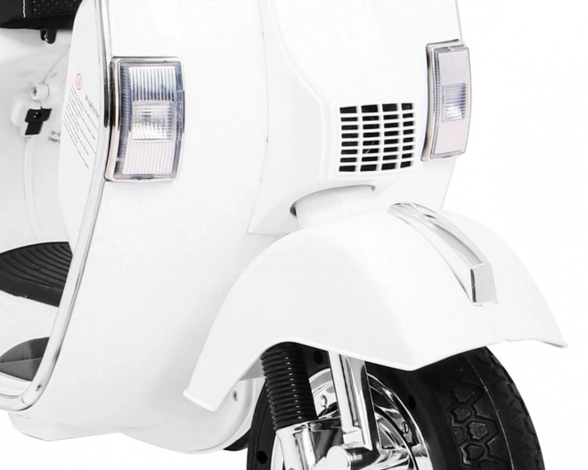 Dětský elektrický skútr Vespa bílý s pomocnými kolečky, audiem a ekokůží