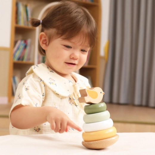 Zábavné hraní s roztomilým ptáčkem