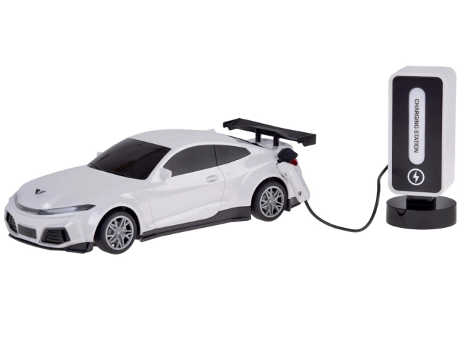 Elektrické auto se světelnými efekty a nabíjecí stanicí – Bílé