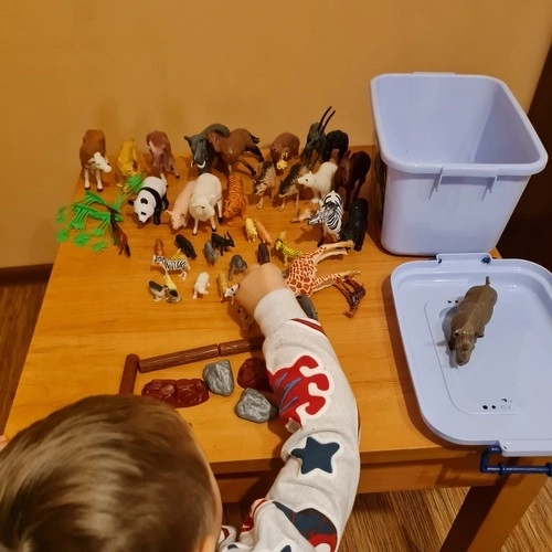 Figurky zvířat s kufříkem