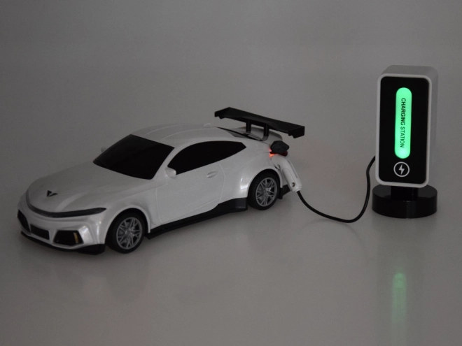 Elektrické auto se světelnými efekty a nabíjecí stanicí – Bílé