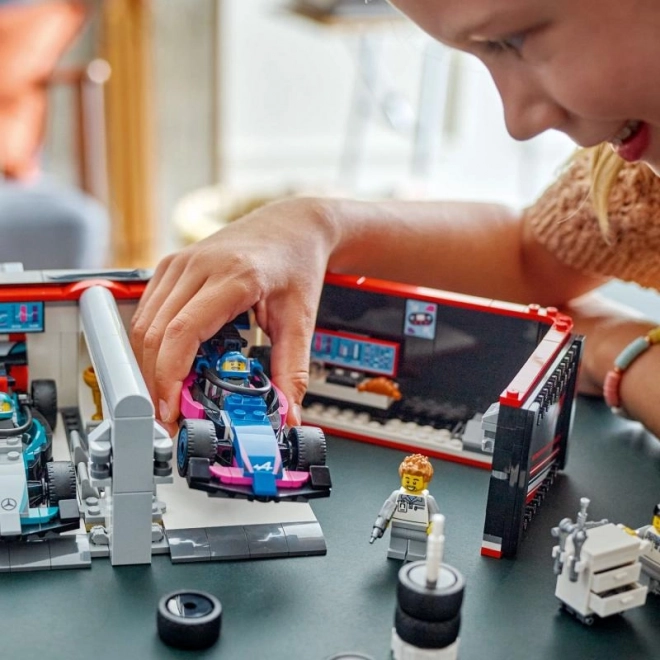 LEGO City F1 Garaž a závodní vozy Mercedes-AMG a Alpine