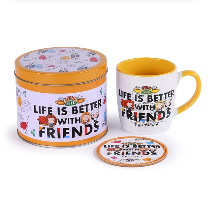 Levně CurePink Dárkový set v plechové krabičce Friends Přátelé Life Is Better hrnku GP85474 370 ml