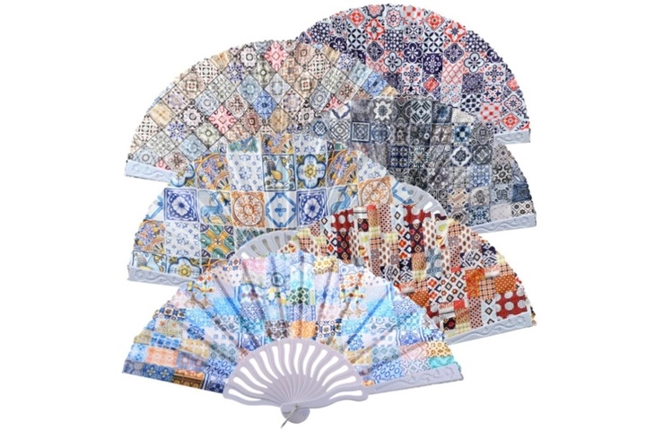 Ozdobný skládací vějíř s ornamenty inspirovanými španělskou mozaikou