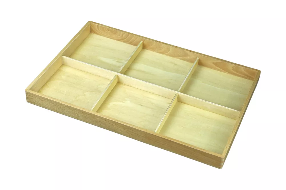 Tác ke geometrické komodě Montessori