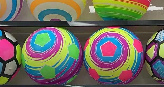 Levně Gumový nafukovací míč fotbal Duha 22 cm