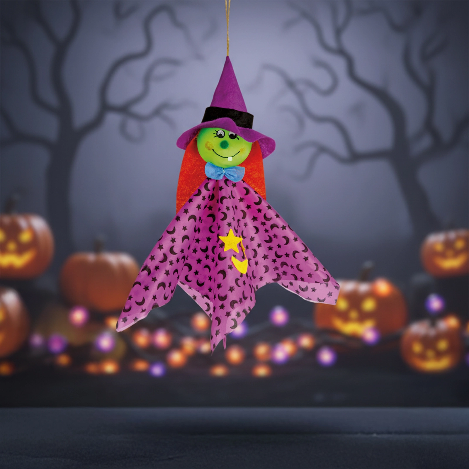 Závěsná halloweenská dekorace čarodějnice 48 × 44 cm