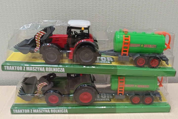 Traktor se zemědělským strojem