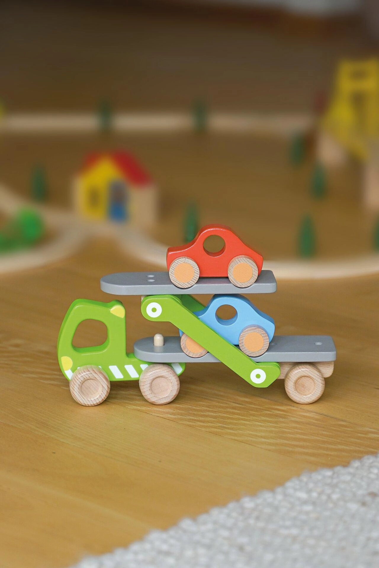Auto - Dřevěný autotransportér se dvěma autíčky (Goki)