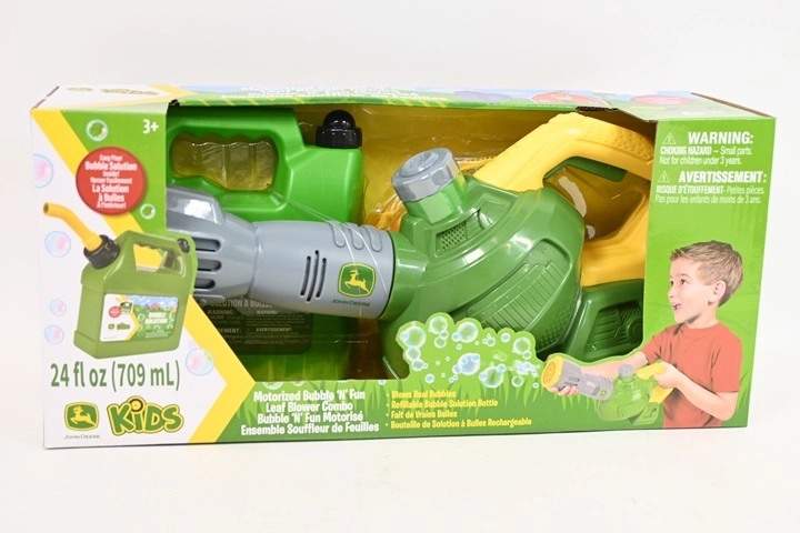 TOMY John Deere dětský foukač listí s bublifukem