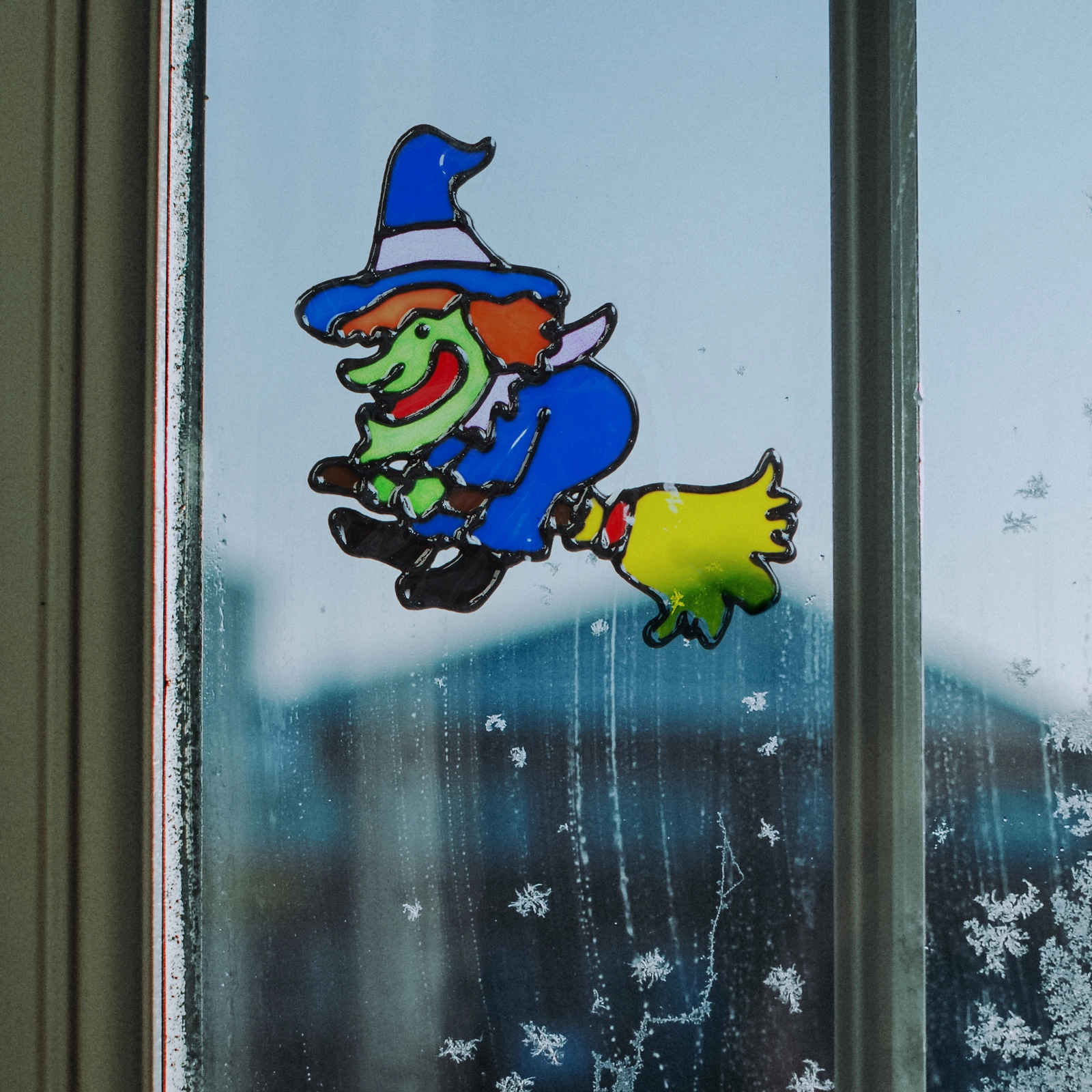 Halloweenská dekorace na okno barevná čarodějnice