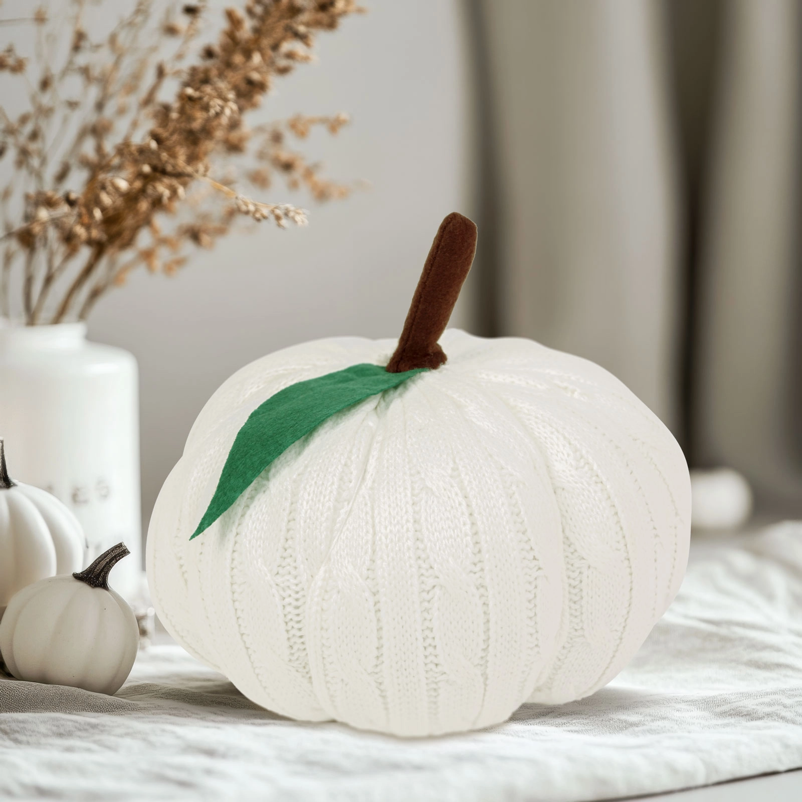 Halloweenská textilní dekorace dýně bílá 20 cm