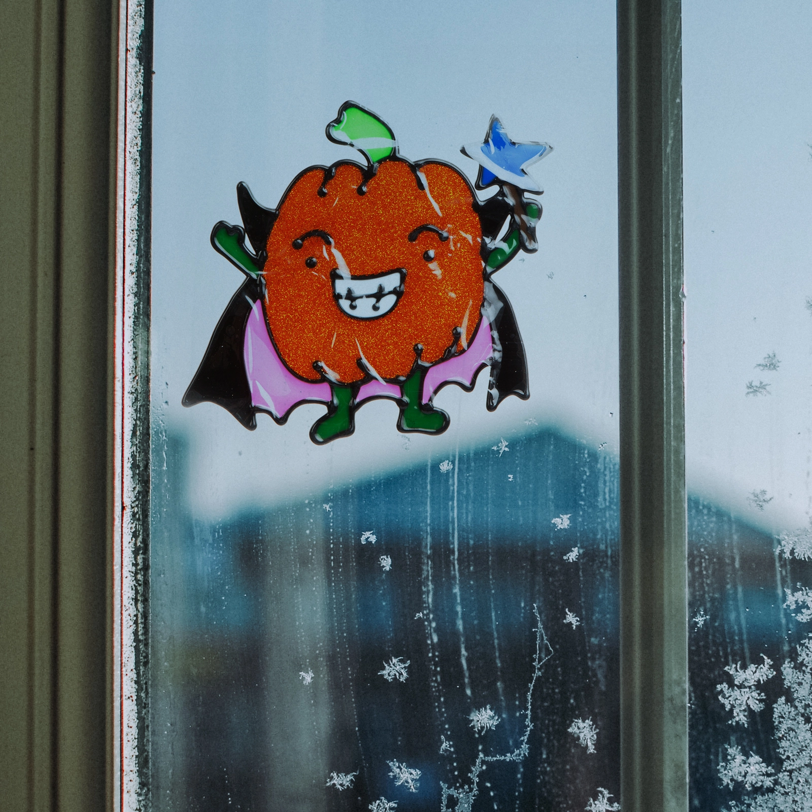 Halloweenská okenní dekorace třpytivá barevná dýně