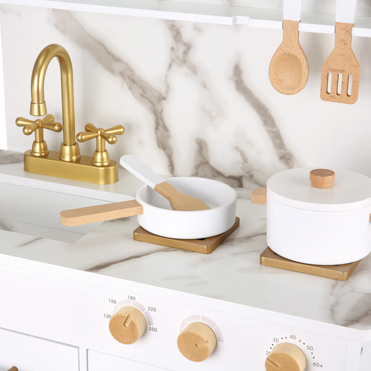 Dřevěná kuchyňka pro děti – bílá s mramorovým designem