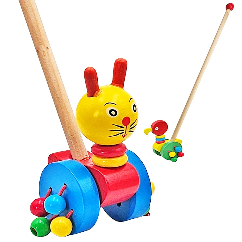 Dřevěné zvířátko na tyči s chrastícími korálky