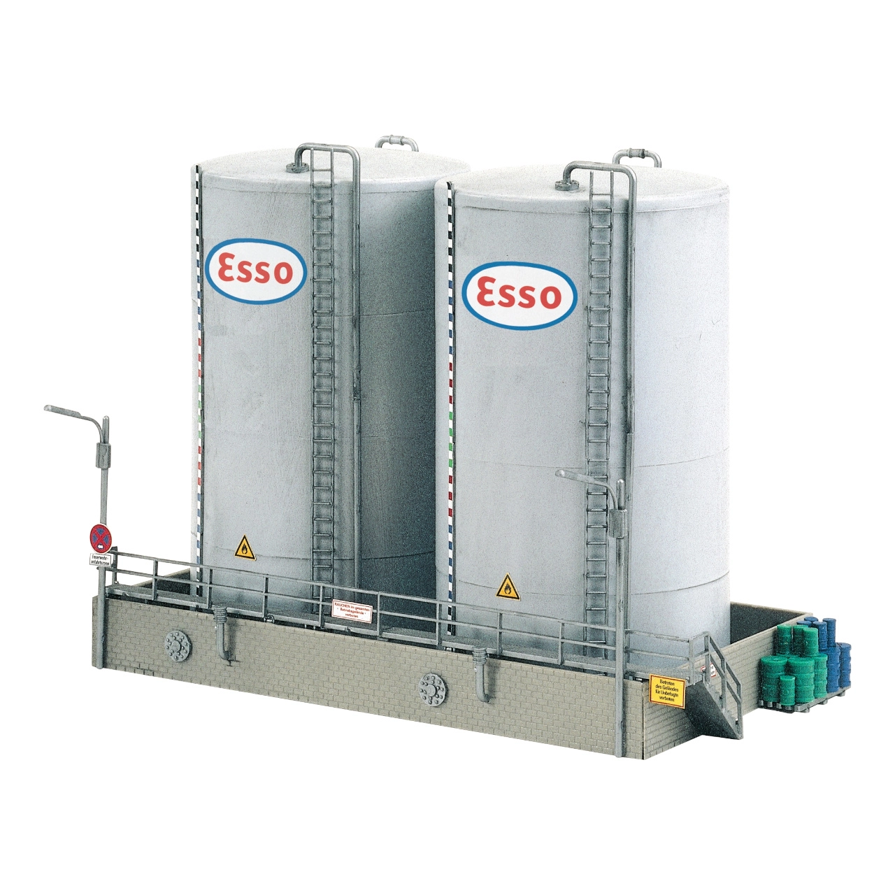 Vysoké zásobníky čerpací stanice