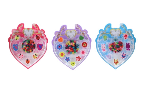 Dřevěné korálky pro navlékání v srdíčkovém balení