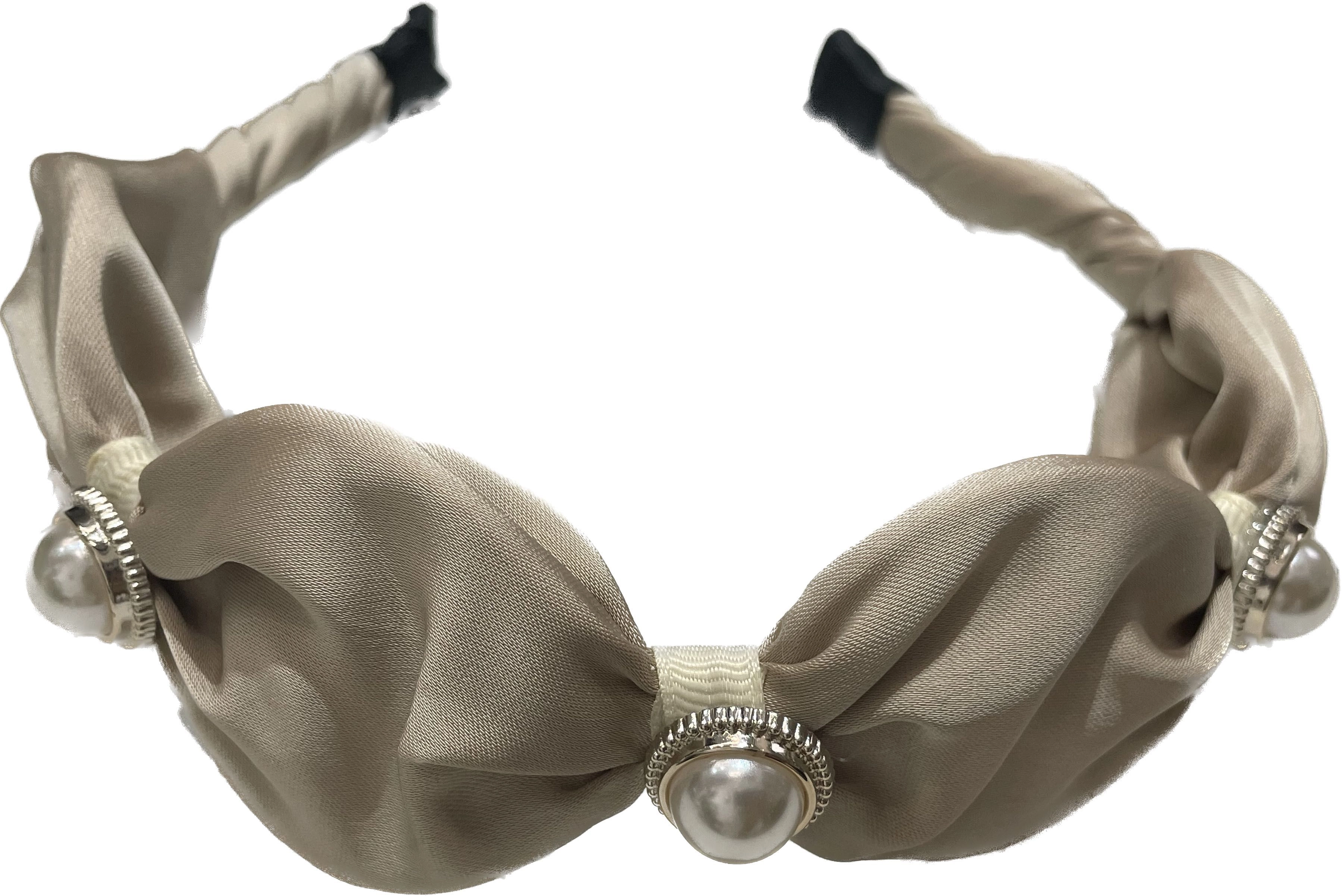 Levně Čelenka s řasením a perlami Bling – béžová