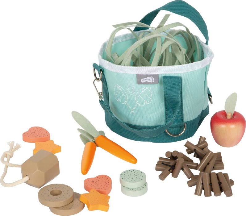 Sada pro krmení koní s krmivem a pamlsky