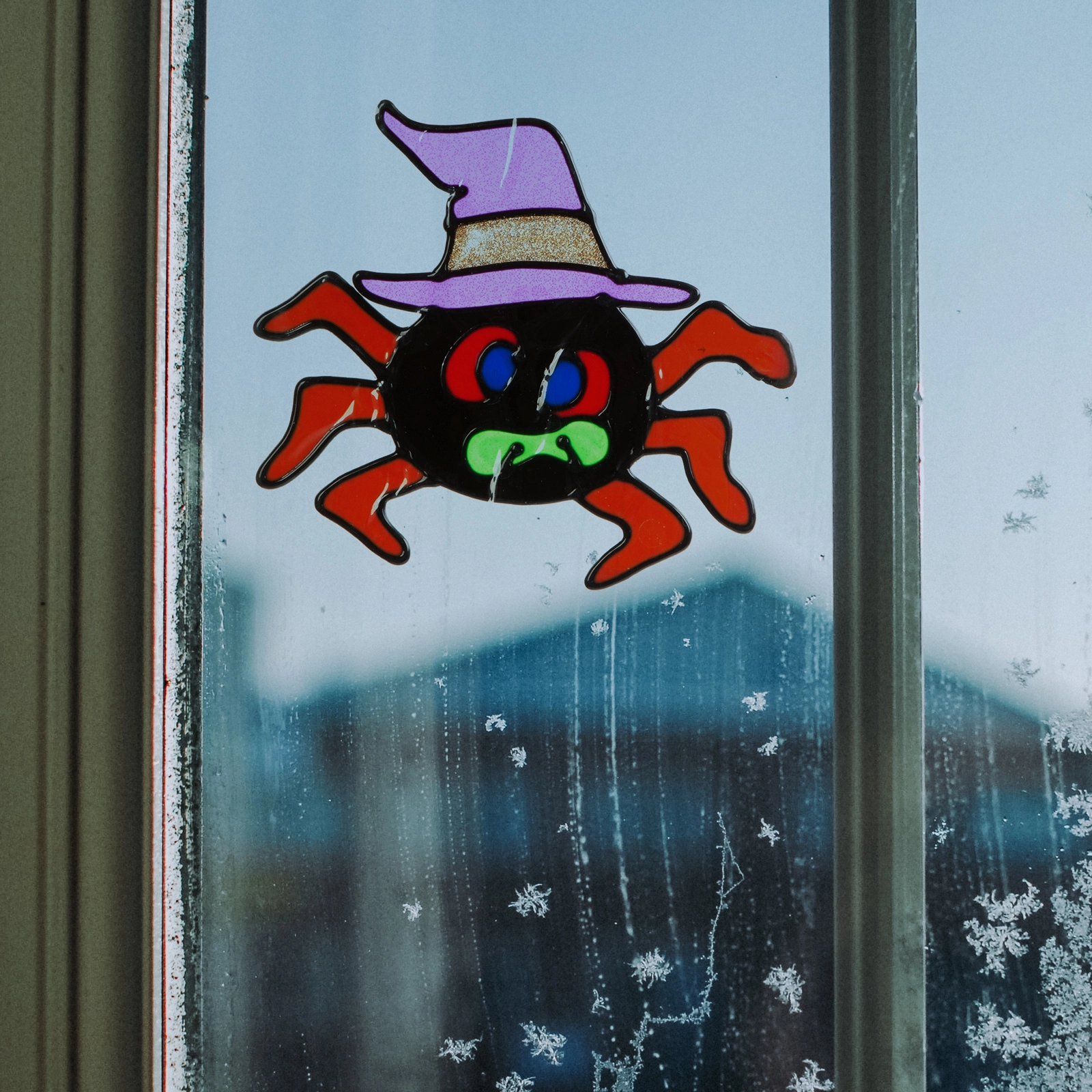 Halloweenská dekorace na okno – barevný třpytivý pavouk