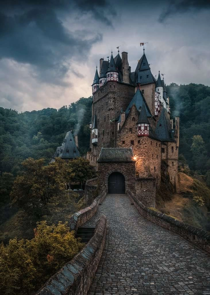 RAVENSBURGER Hrad Eltz 1000 dílků