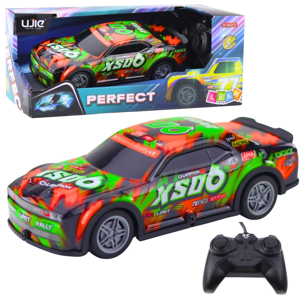 RC závodní auto se svítící karoserií oranžovo‑zelené