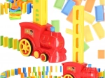Interaktivní vlak ukládající domino 80 dílků