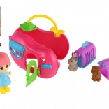 Panenka s přenosným domečkem a mazlíčky