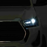 Dětské elektrické auto TOYOTA Hilux 4x4 s dálkovým ovladačem, bílé, 2 zavazadlové prostory