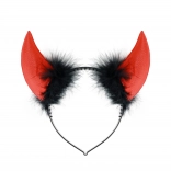 Čelenka s čertími rohy a černým peřím