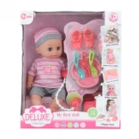 YARA moje první panenka – miminko se zvuky a čůráním 28 cm s doplňky