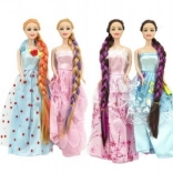 Panenka s dlouhým copem v krajkových šatech