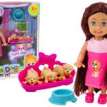 Mini panenka s dlouhými vlasy a třemi pejsky v pelíšku