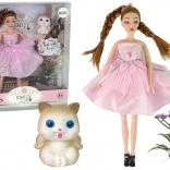 Panenka Emily s copánky, koťátkem a květinami