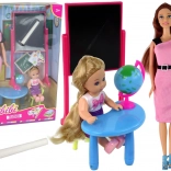 Učitelka s žákem, školní set s tabulí a globusem