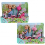 Panenka Evi Love na kole s přívěsem a pejskem