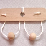 Dřevěný hlavolam Prsa