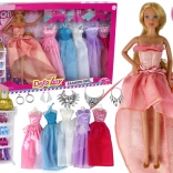 Panenka s dlouhými blond vlasy a příslušenstvím