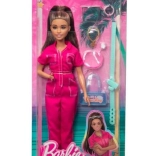 barbie brunetka v růžovém overalu s doplňky