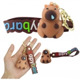 Brelok kapibara s karabinou a kroužkem